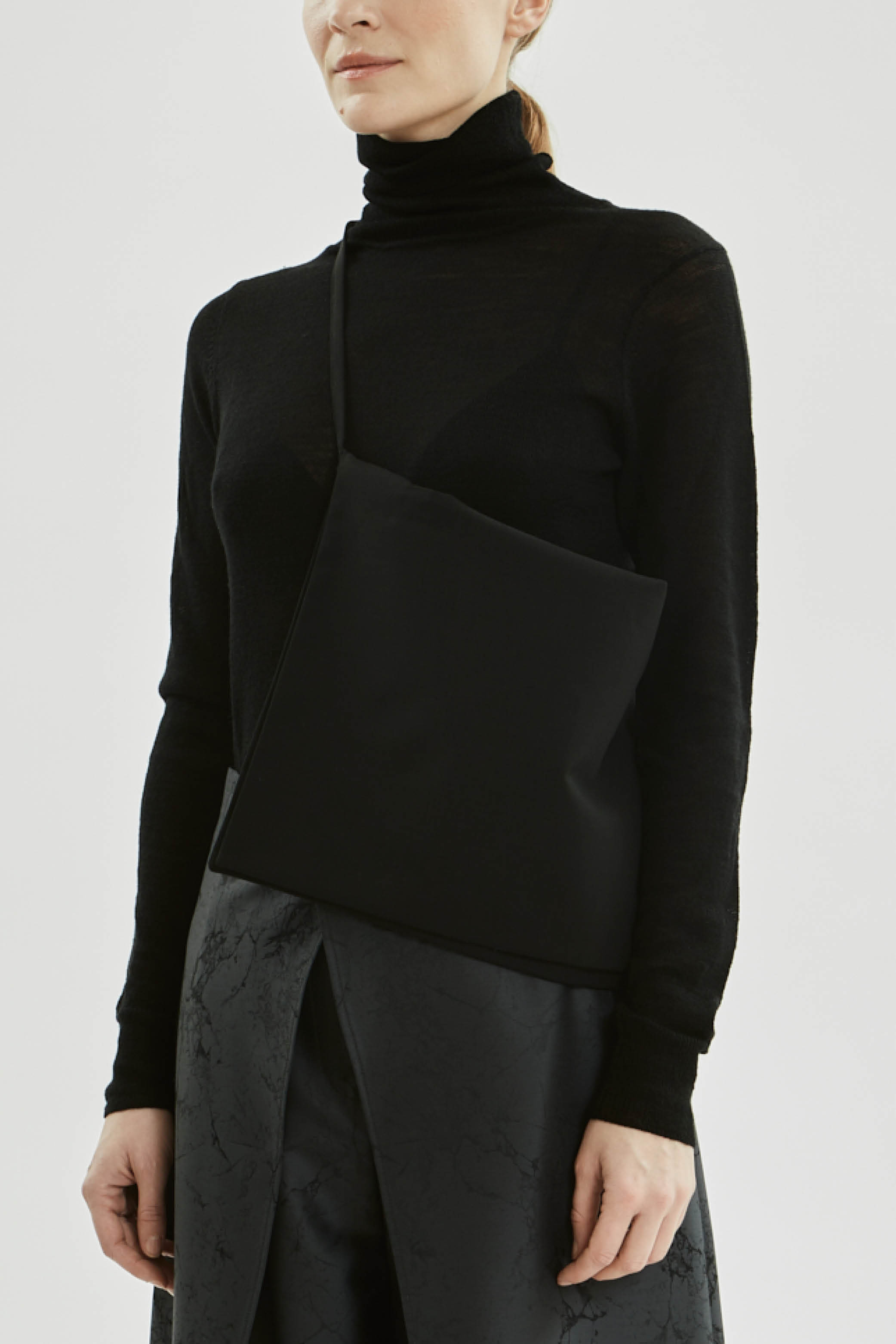 Irini beltbag | Black - Virgin wool