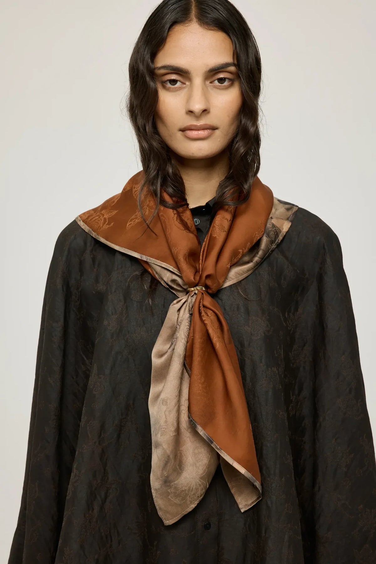Yulia carré scarf | Taupe print - Mud silk
