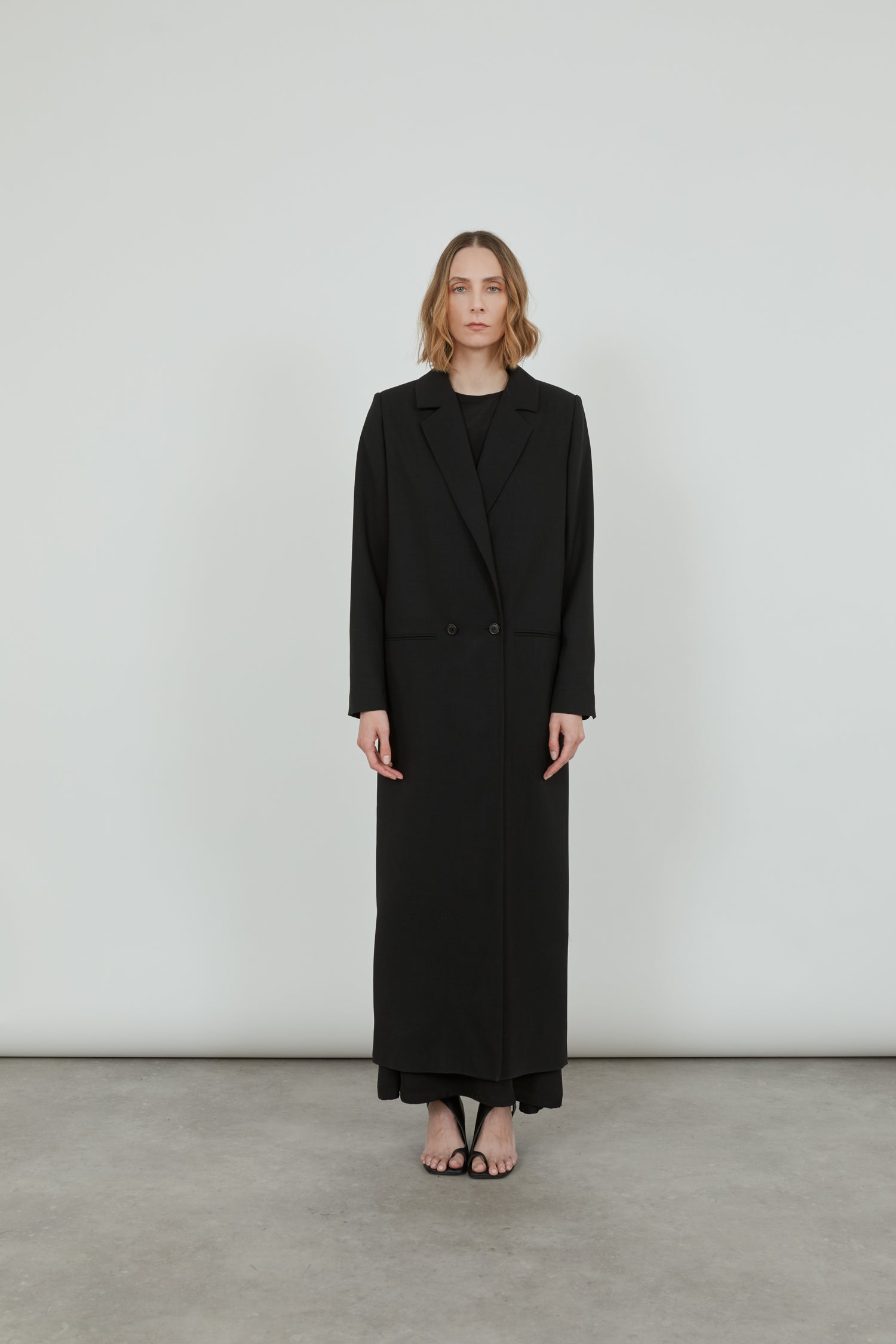 Tuxedo coat in black virgin wool