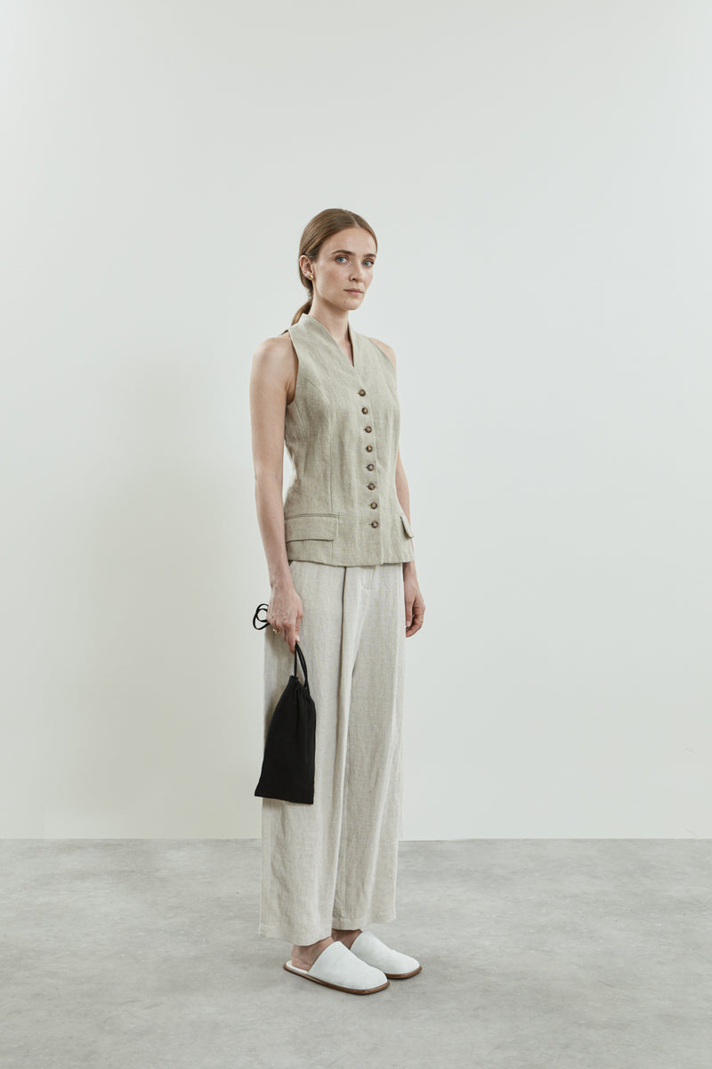 Side view of the beige Akari gilet.