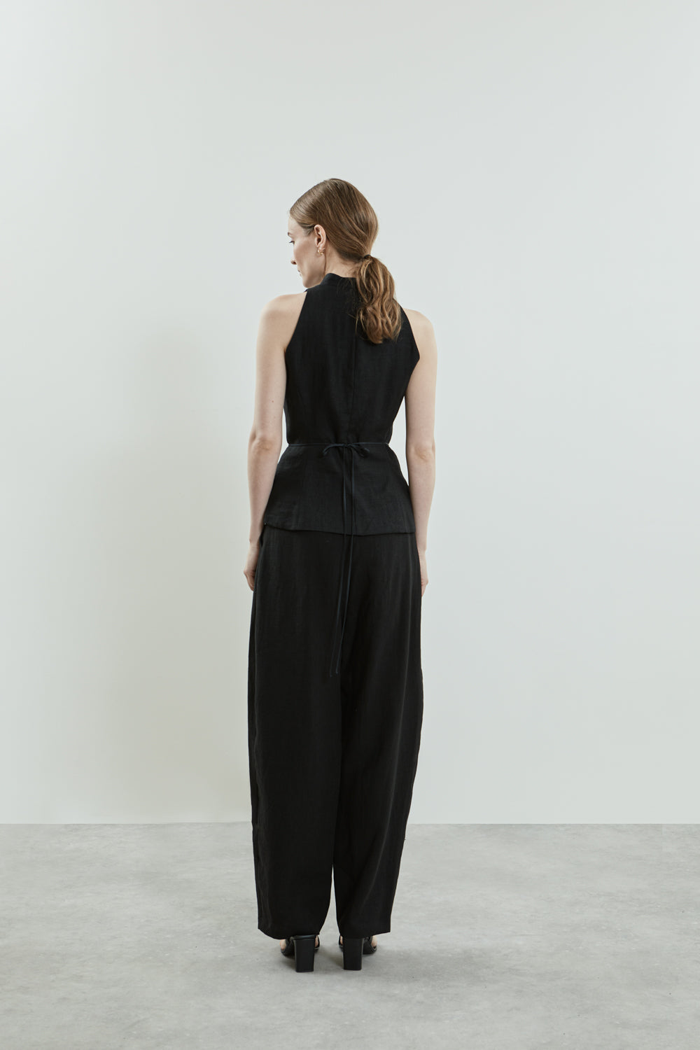 Back view of the Akari gilet in black linen.