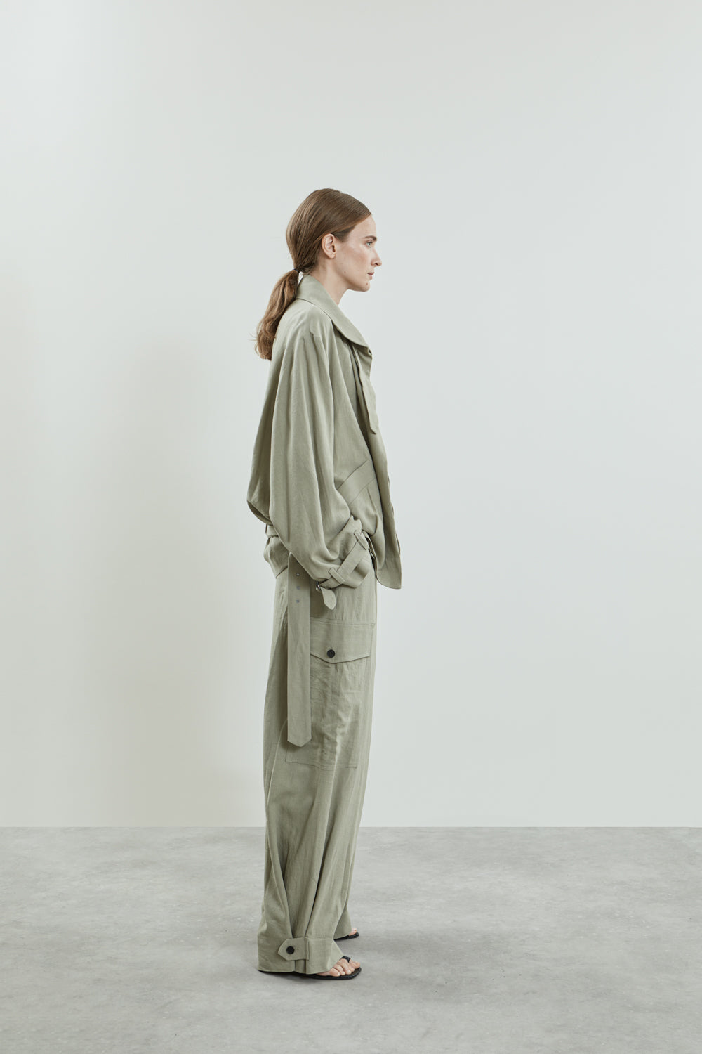 Side view ALI BOMBER - Sage / Linen.