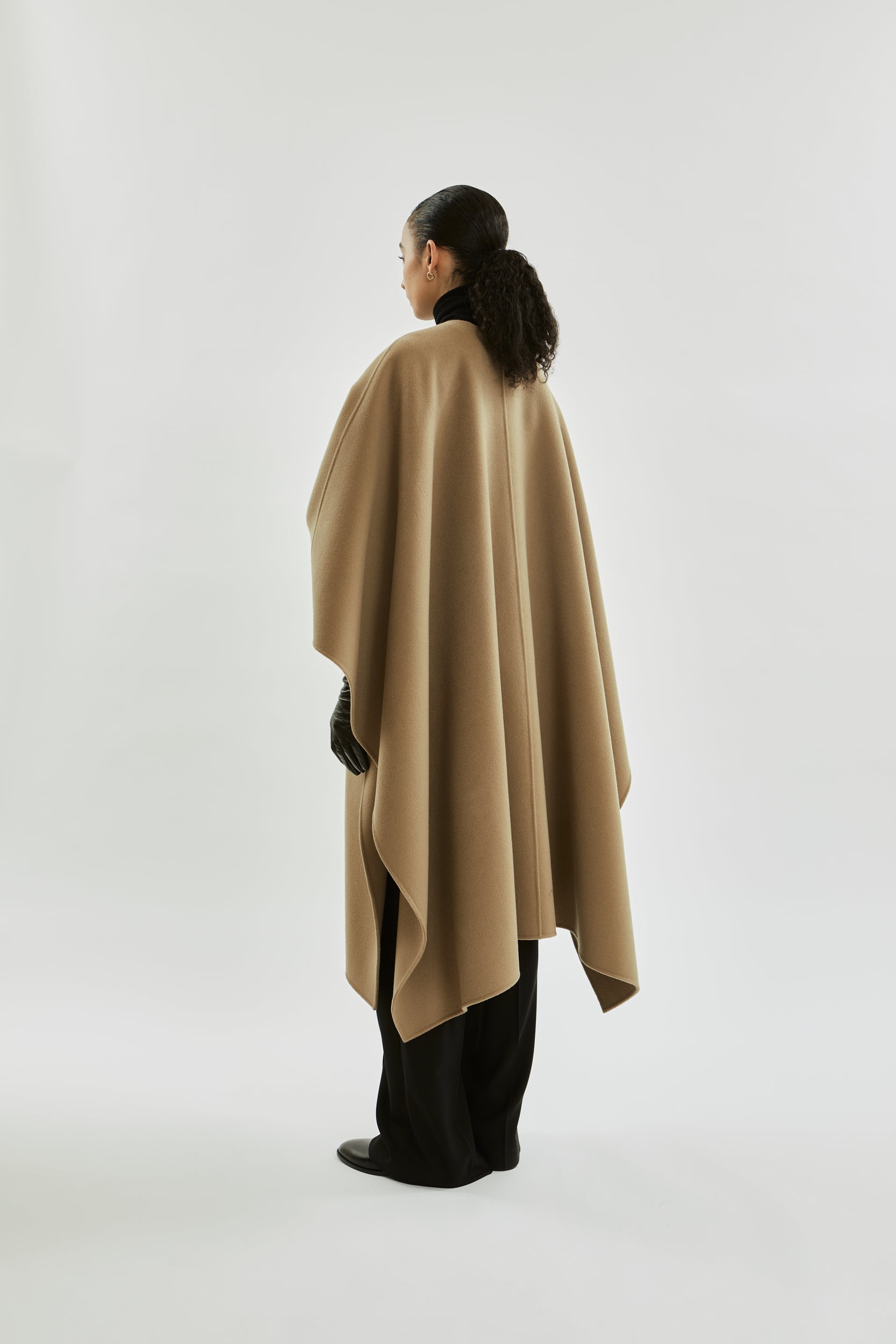 La Collection – Aspen Poncho in Greige Wool–Cashmere Blend