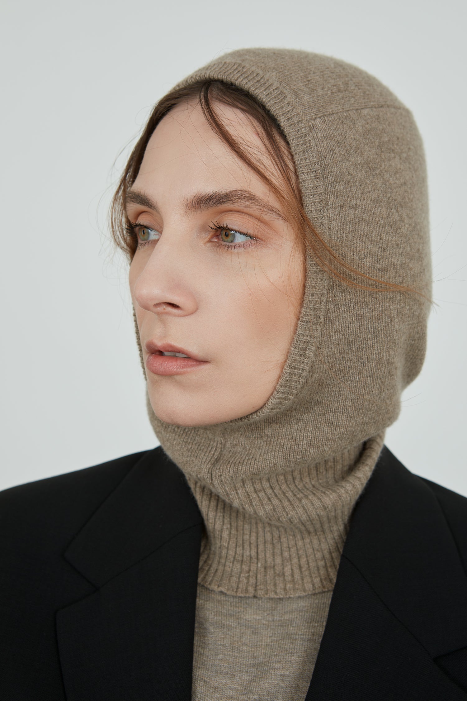 Cathy knitted balaclava hat | Biscuit - Cashmere
