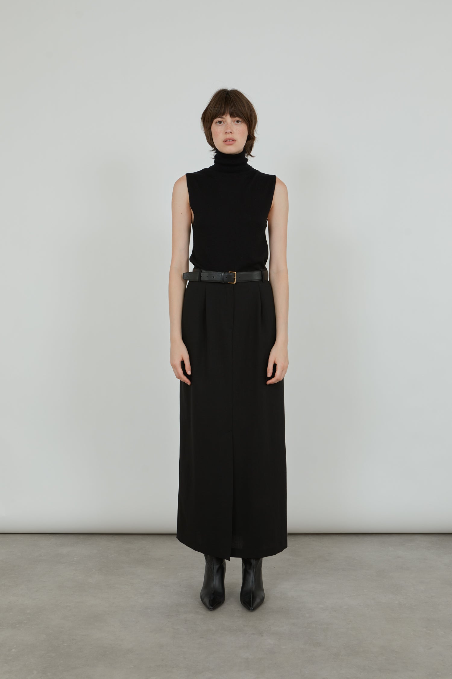 Full view of the black Charlie belt in leather, featuring a simple yet elegant buckle and smooth leather construction, ideal for complementing a wide range of outfits.