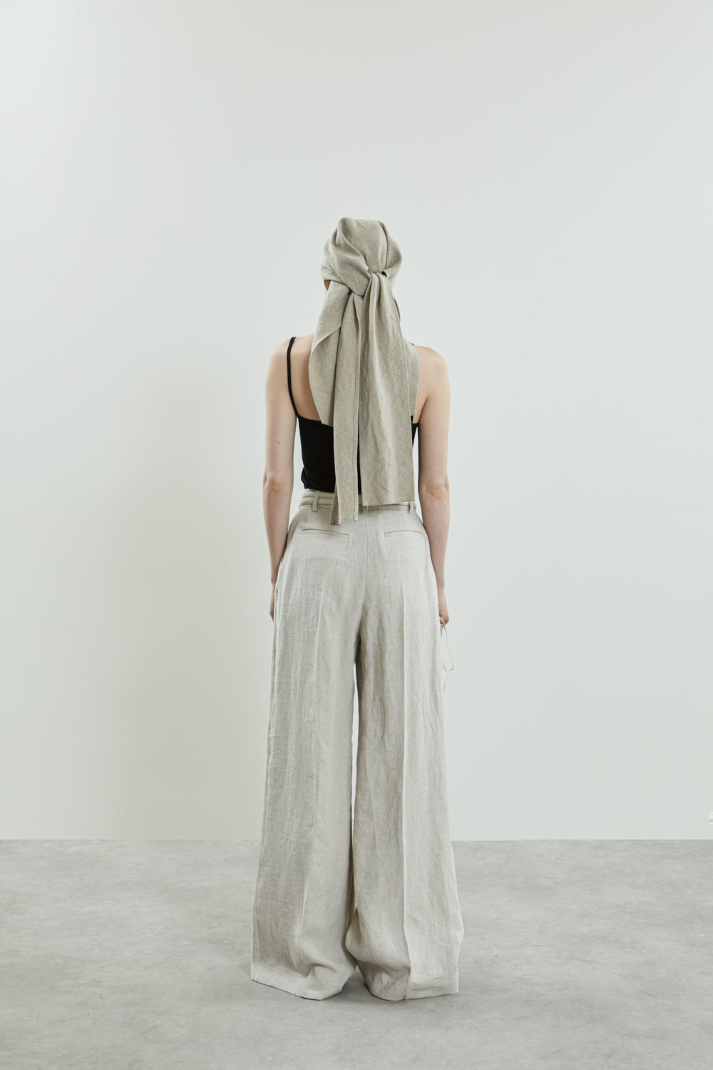 Back view of the Dalida trousers in Linen.