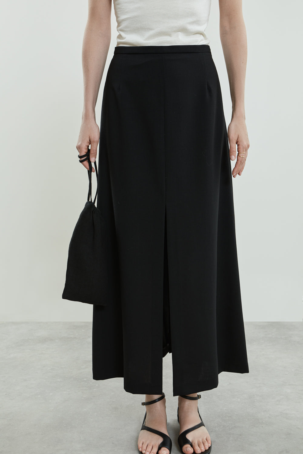 Front view of the donna skirt in virgin wool.