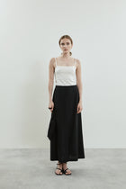 Front view of the black Donna skirt in virgin wool.