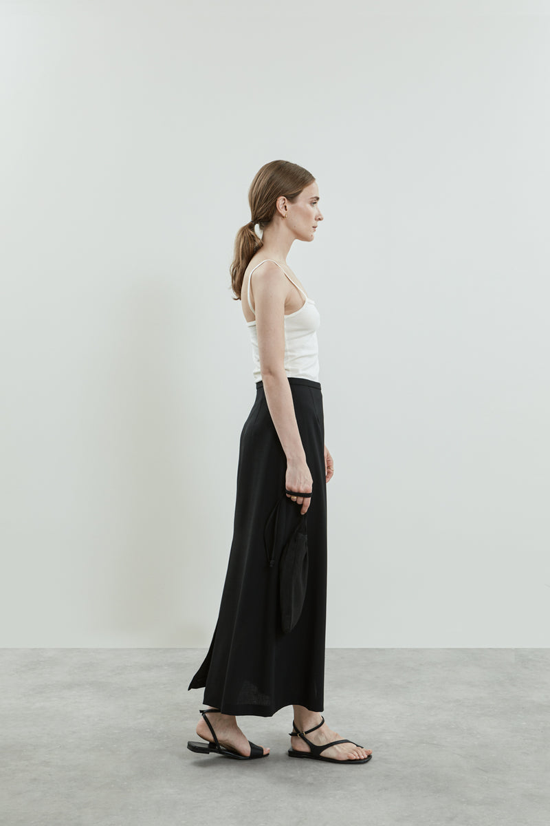 Side view of the Donna skirt.