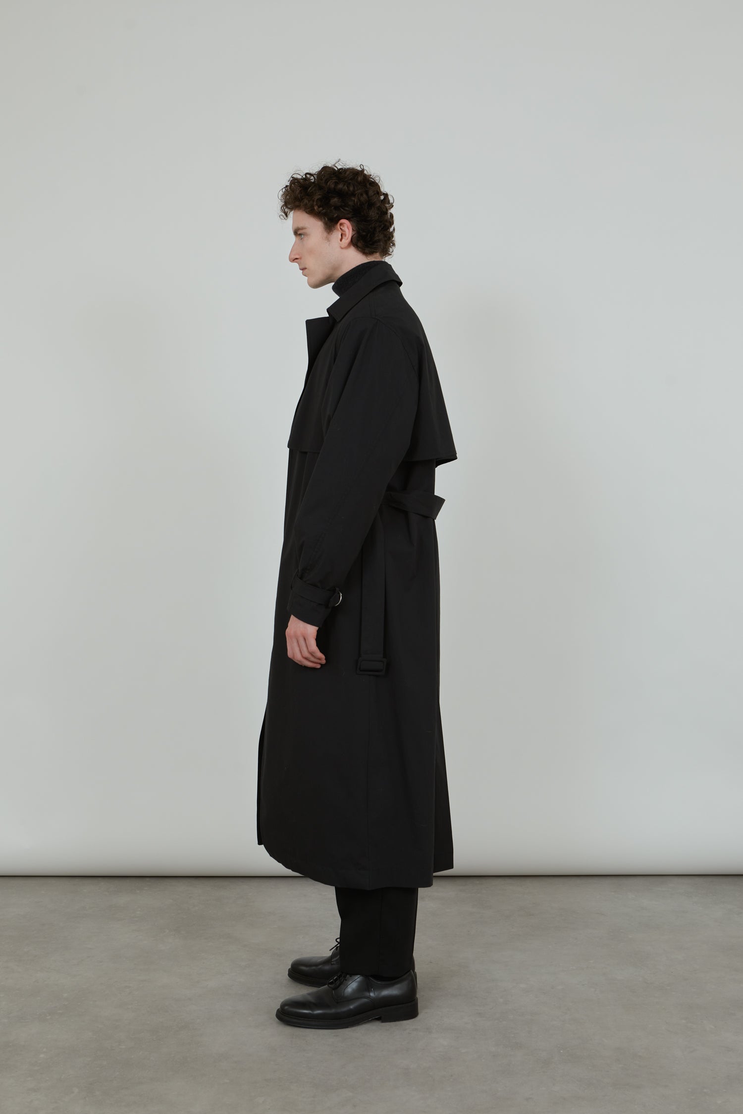 water reppelent trench coat in black from the side