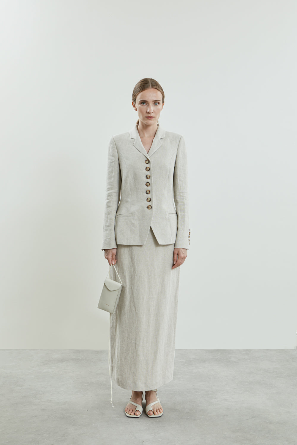 Front view of the beige Gianna blazer in lightweight linen, featuring a single-breasted design, tailored fit, pronounced lapels, and tonal button-front closure. 