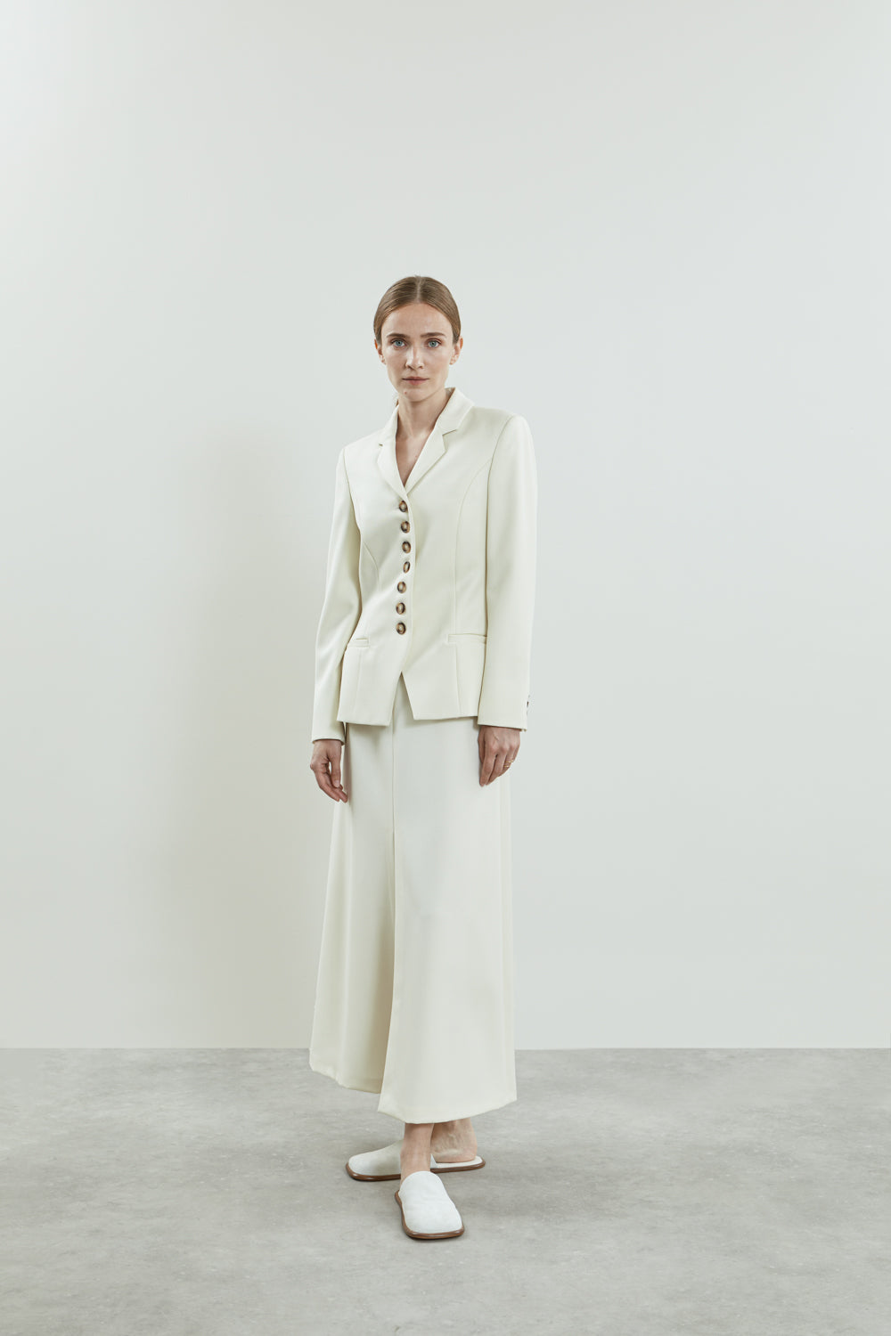 Front view of the off-white Gianna blazer in virgin wool, signature buttons, notched lapels, and flap pockets for a polished and sophisticated look.