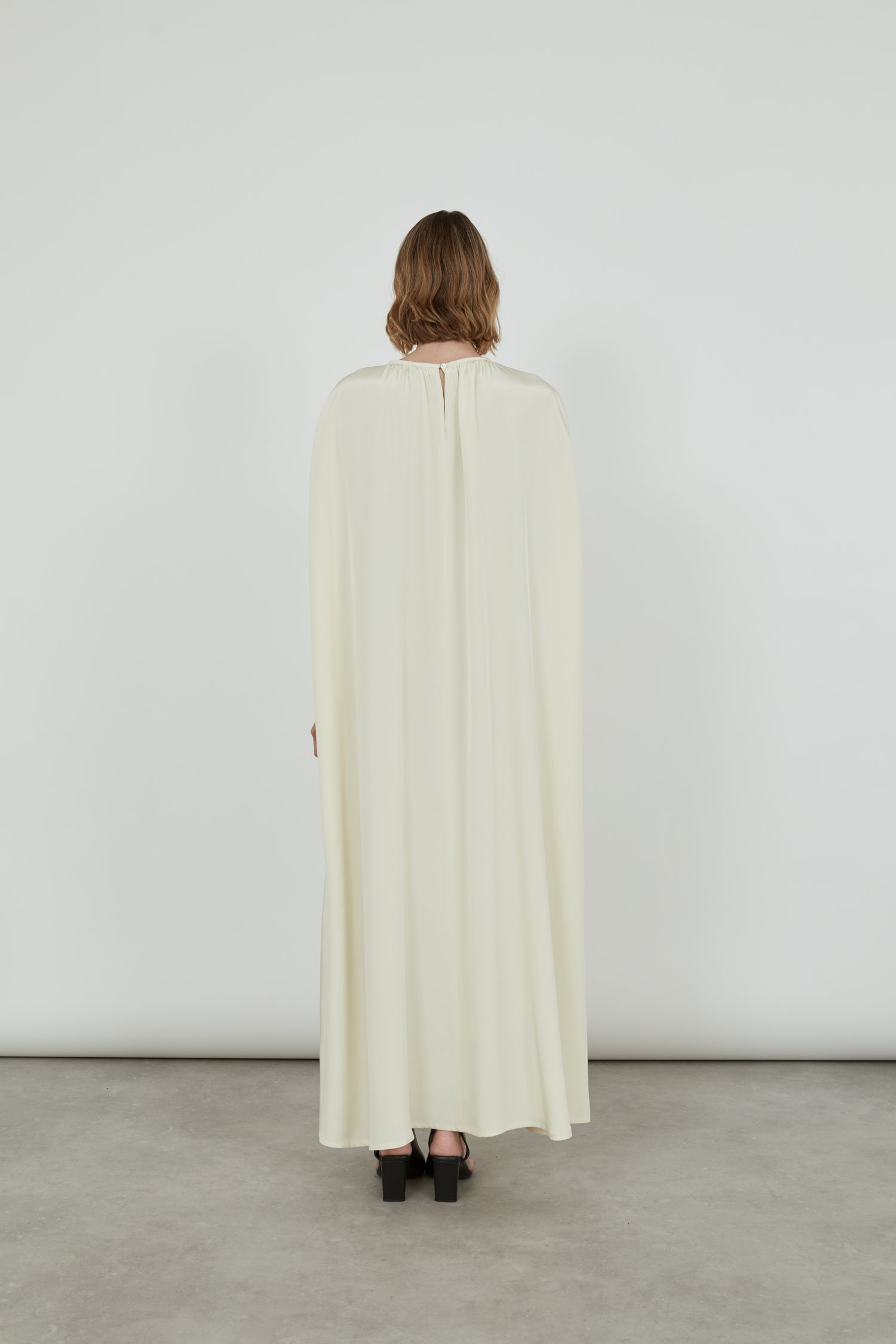Gillian cape dress | Off white - Crepe silk