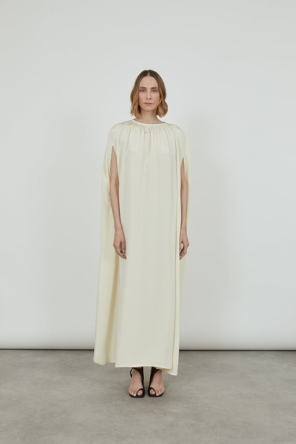 Gillian cape dress | Off white - Crepe silk