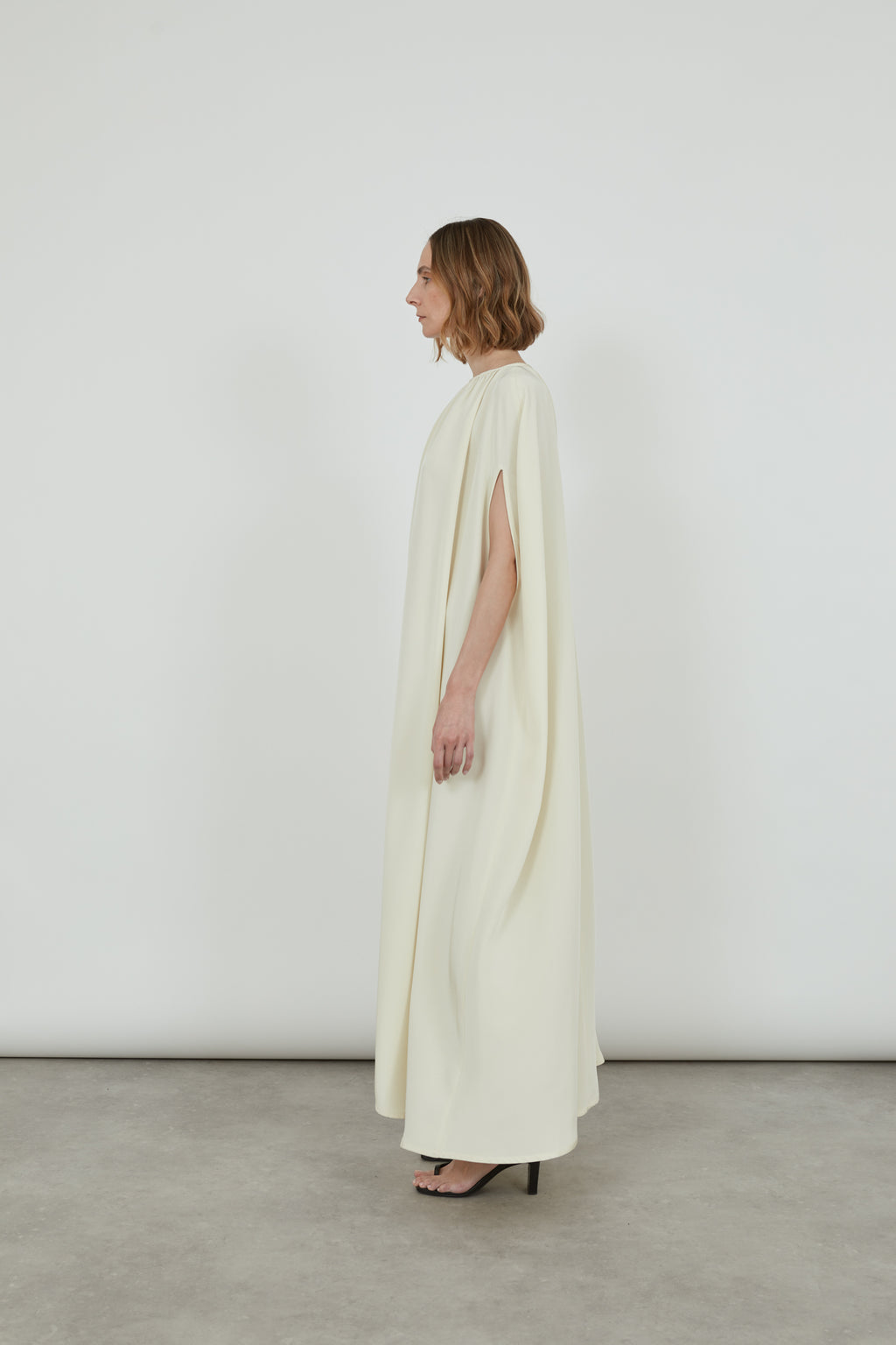 Gillian cape dress | Off white - Crepe silk