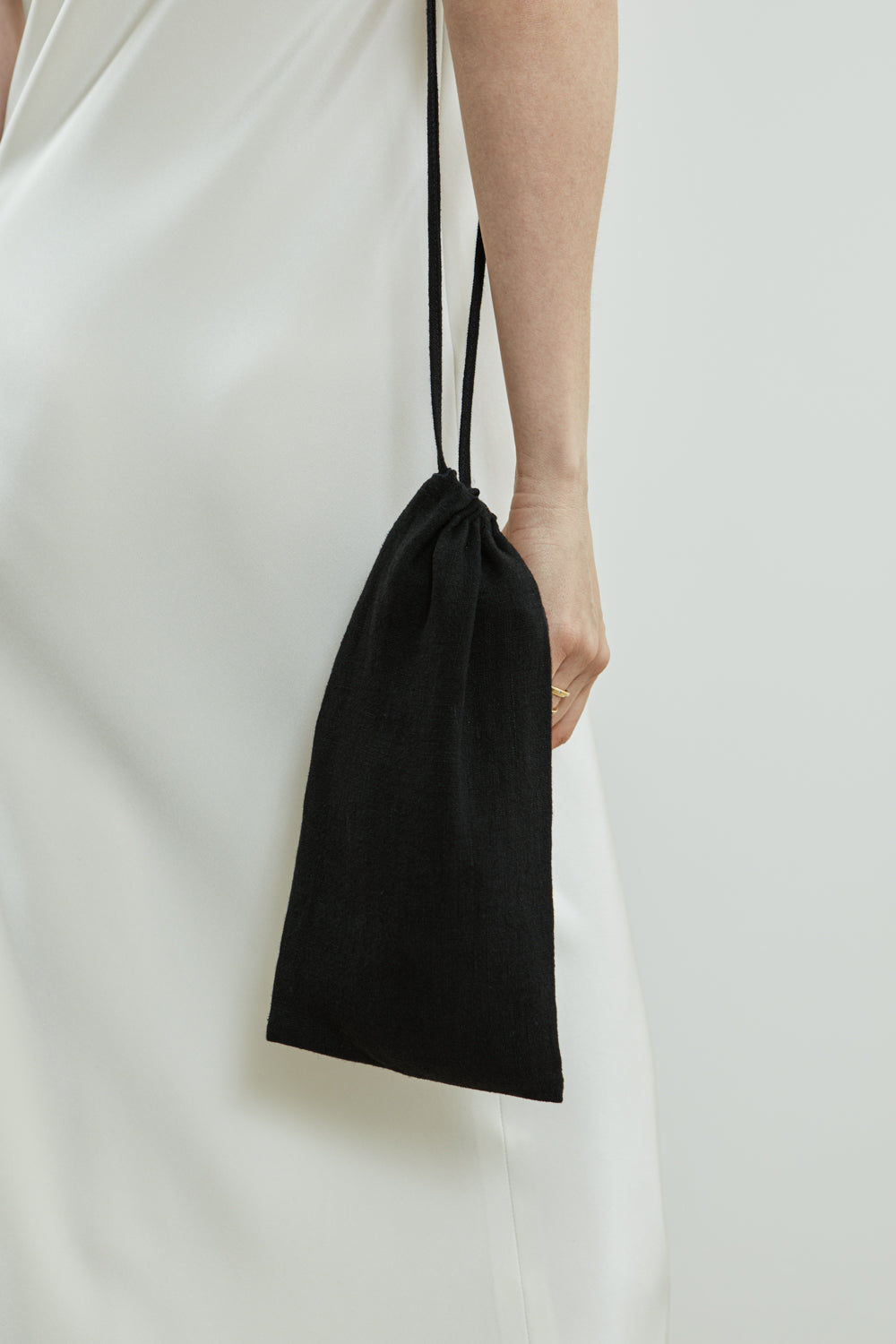 Front view of the black Ida bag in linen, featuring a sleek and minimalist design.