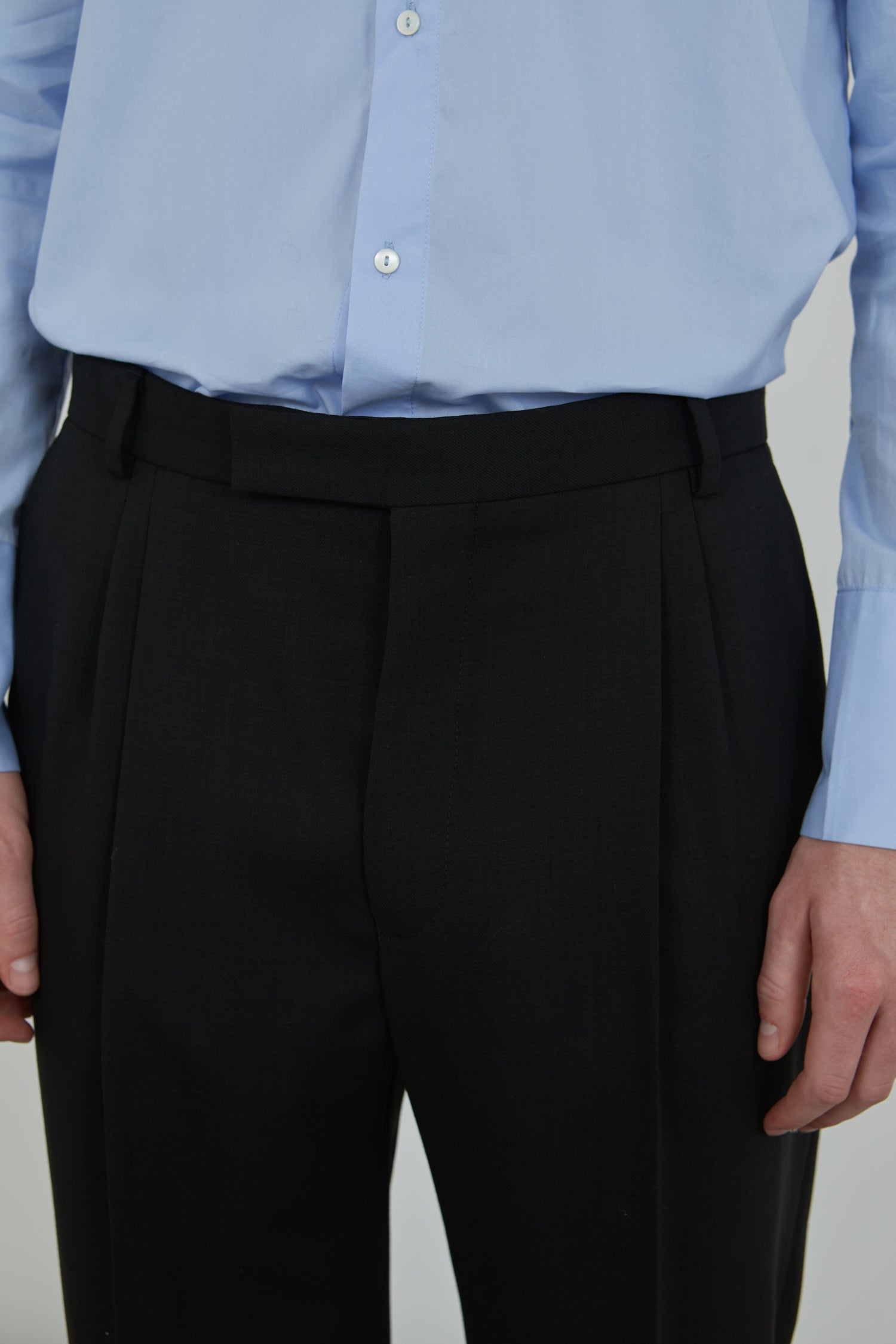 Close-up of the black virgin wool fabric of the Constant trousers.