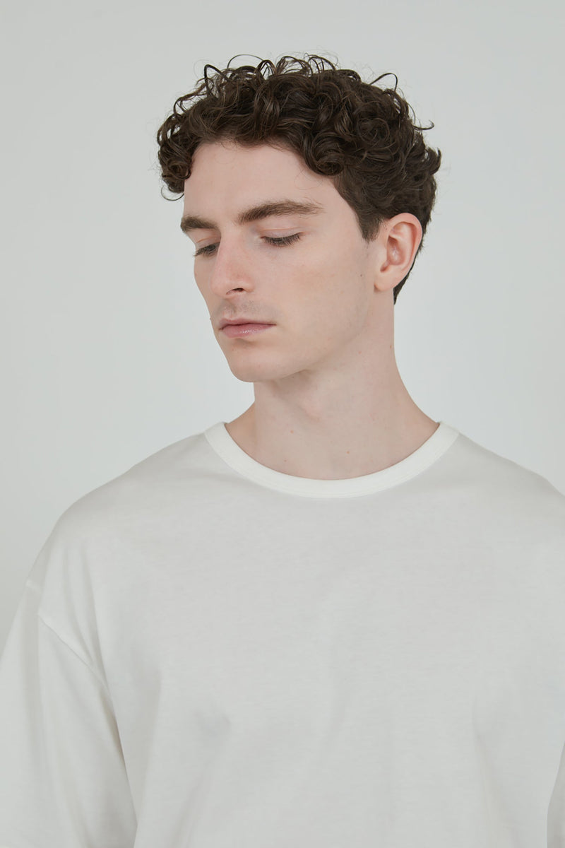 Man wearing a white cotton jersey T-shirt.