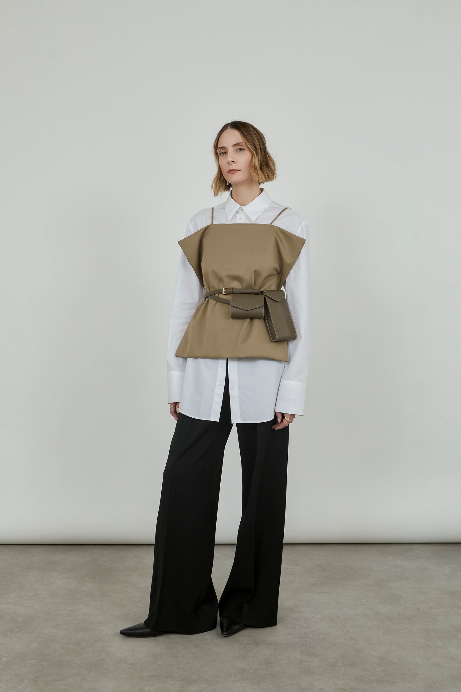 Front view of the white Adam shirt in cotton poplin, styled with a sleek leather belt Colombina.