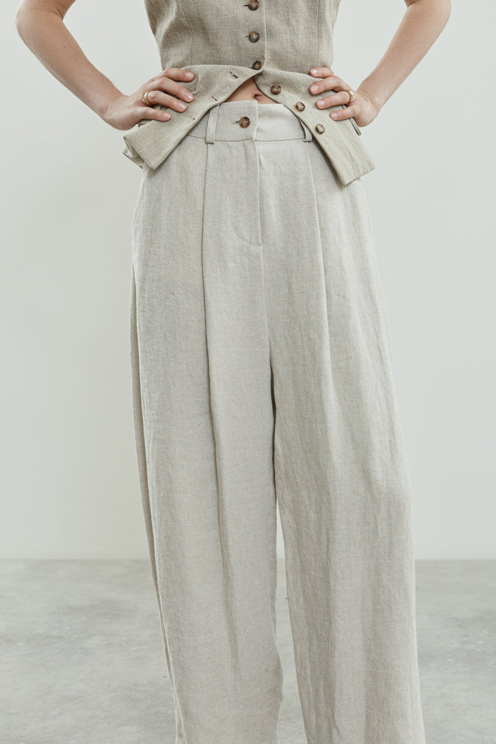 Close-up of the Sada trousers in beige linen.