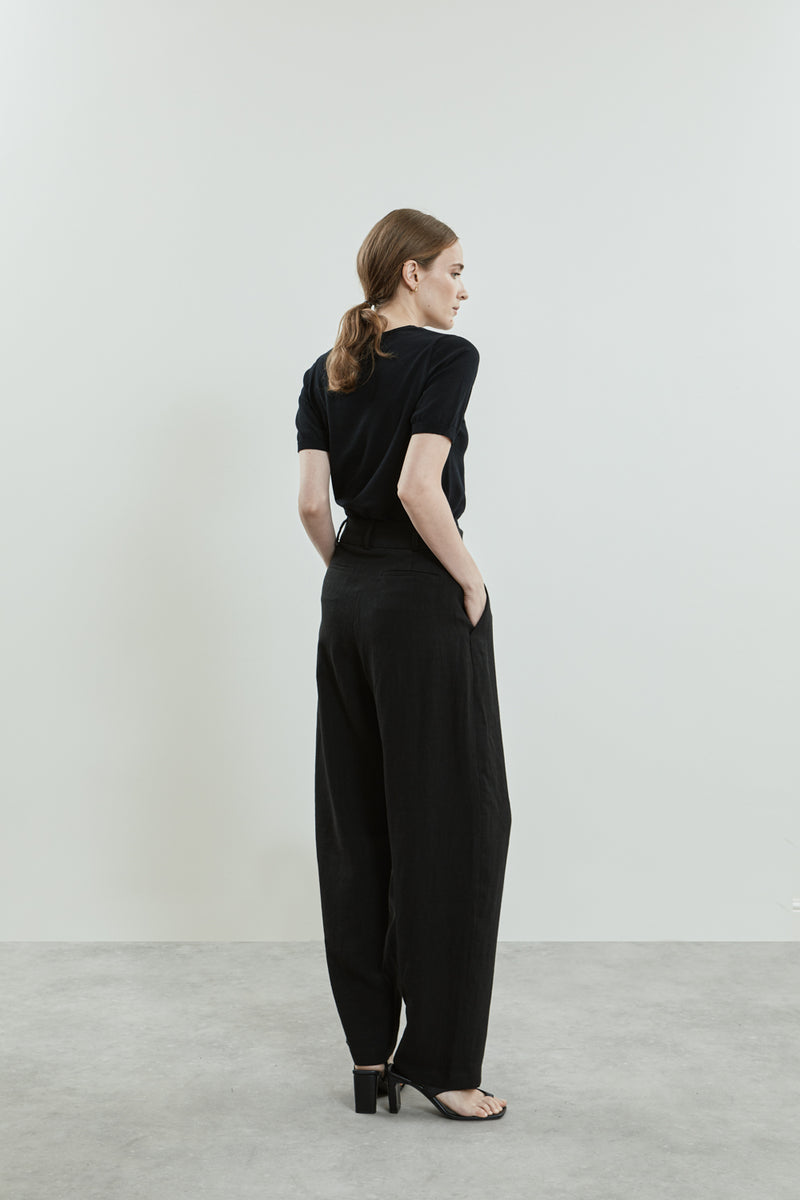 Side view of the Sada trousers in black linen.