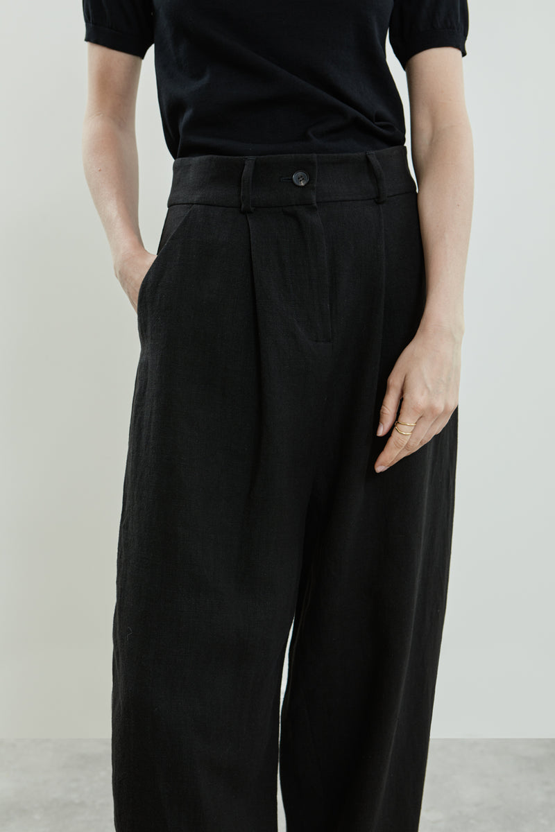 Close-up of fabric and pockets of the Sada trousers.