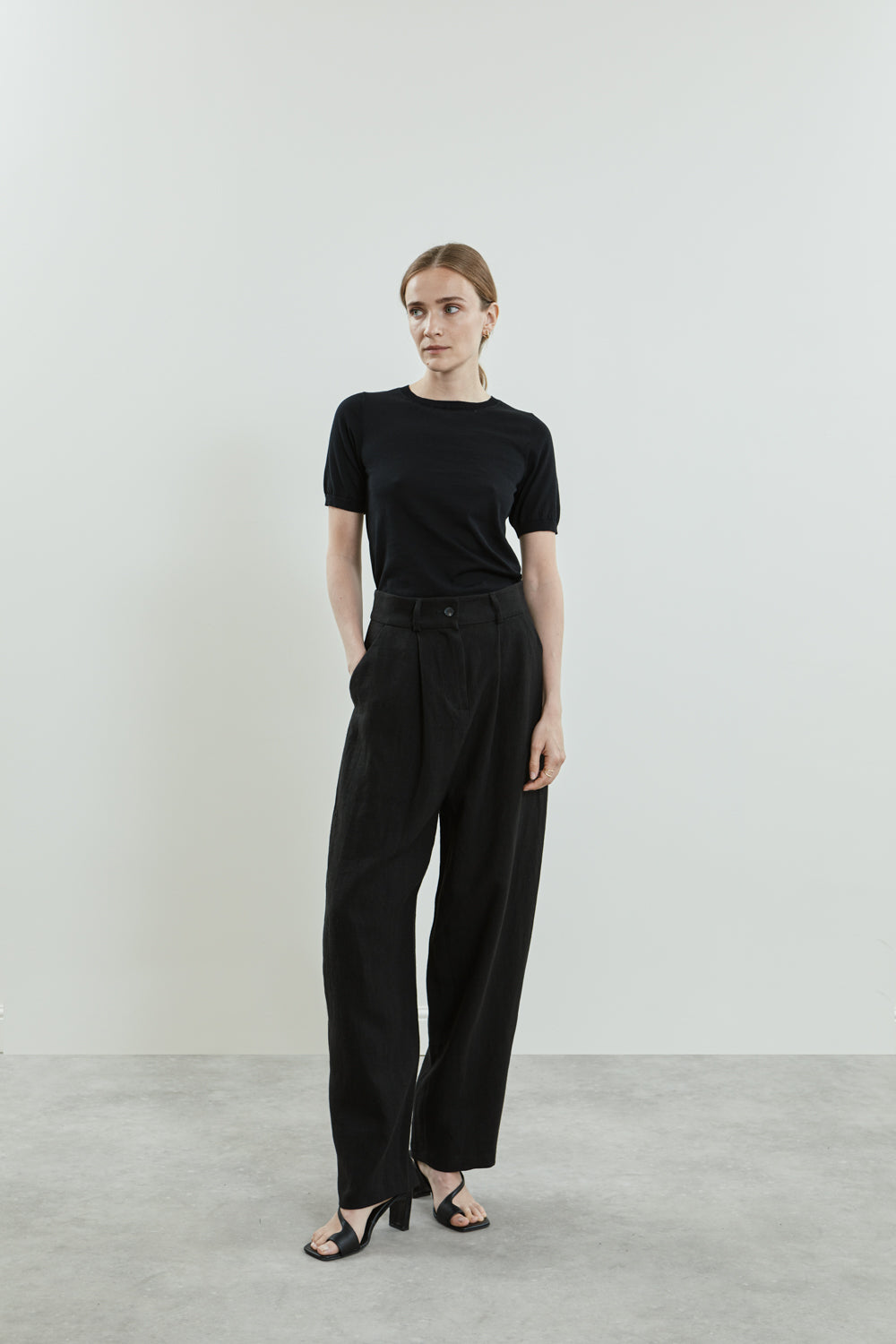 Front view of the Sada trousers in black linen.