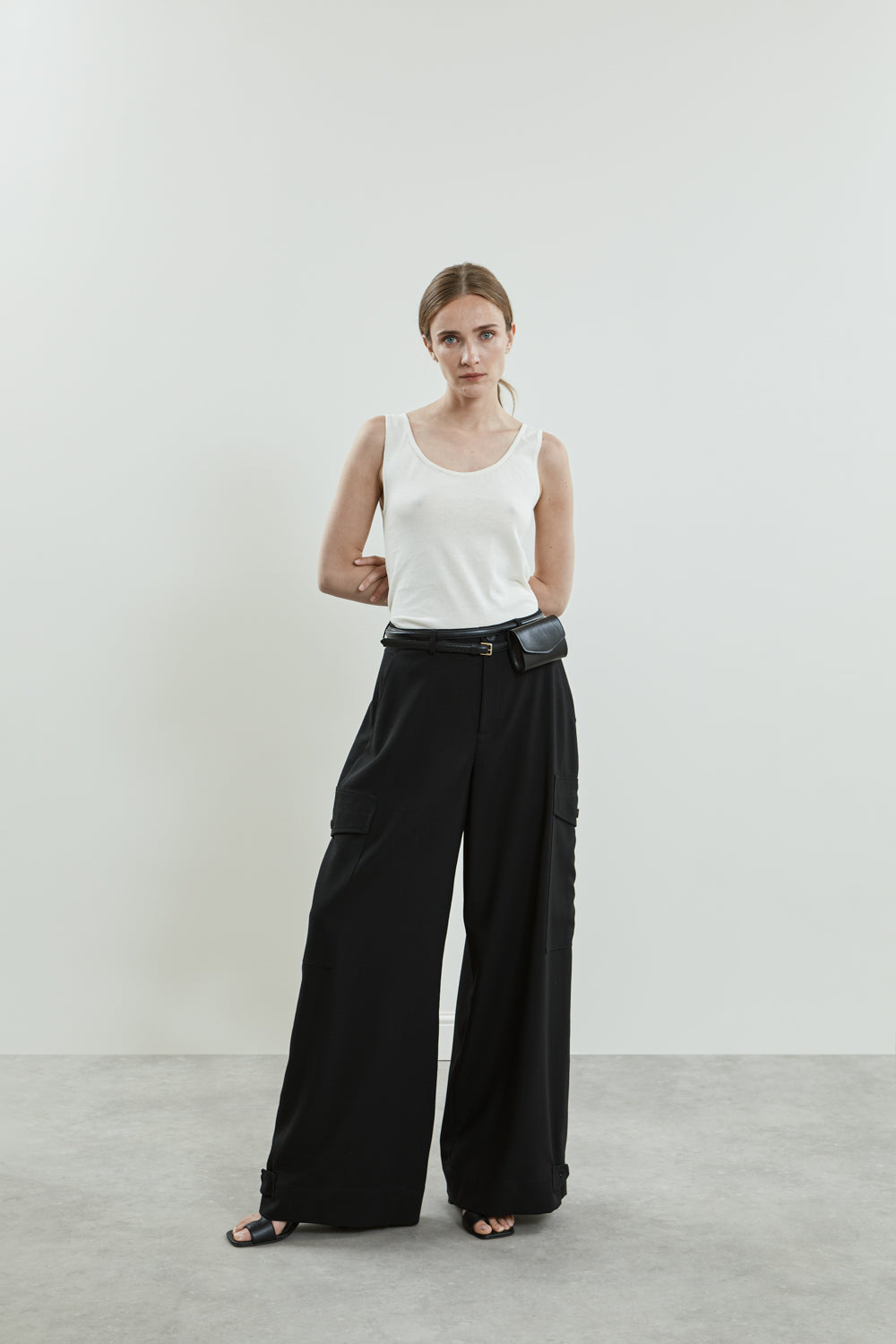 Front view of the Stein trousers in black virgin wool.