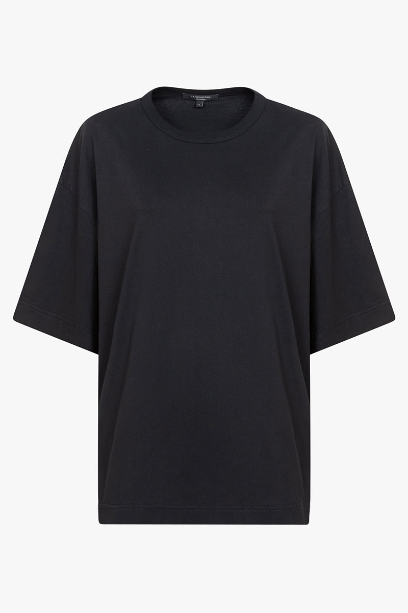 Full-length view of the black Lou T-shirt in cotton jersey, designed with a boxy fit, dropped shoulders, and above-the-elbow sleeves.