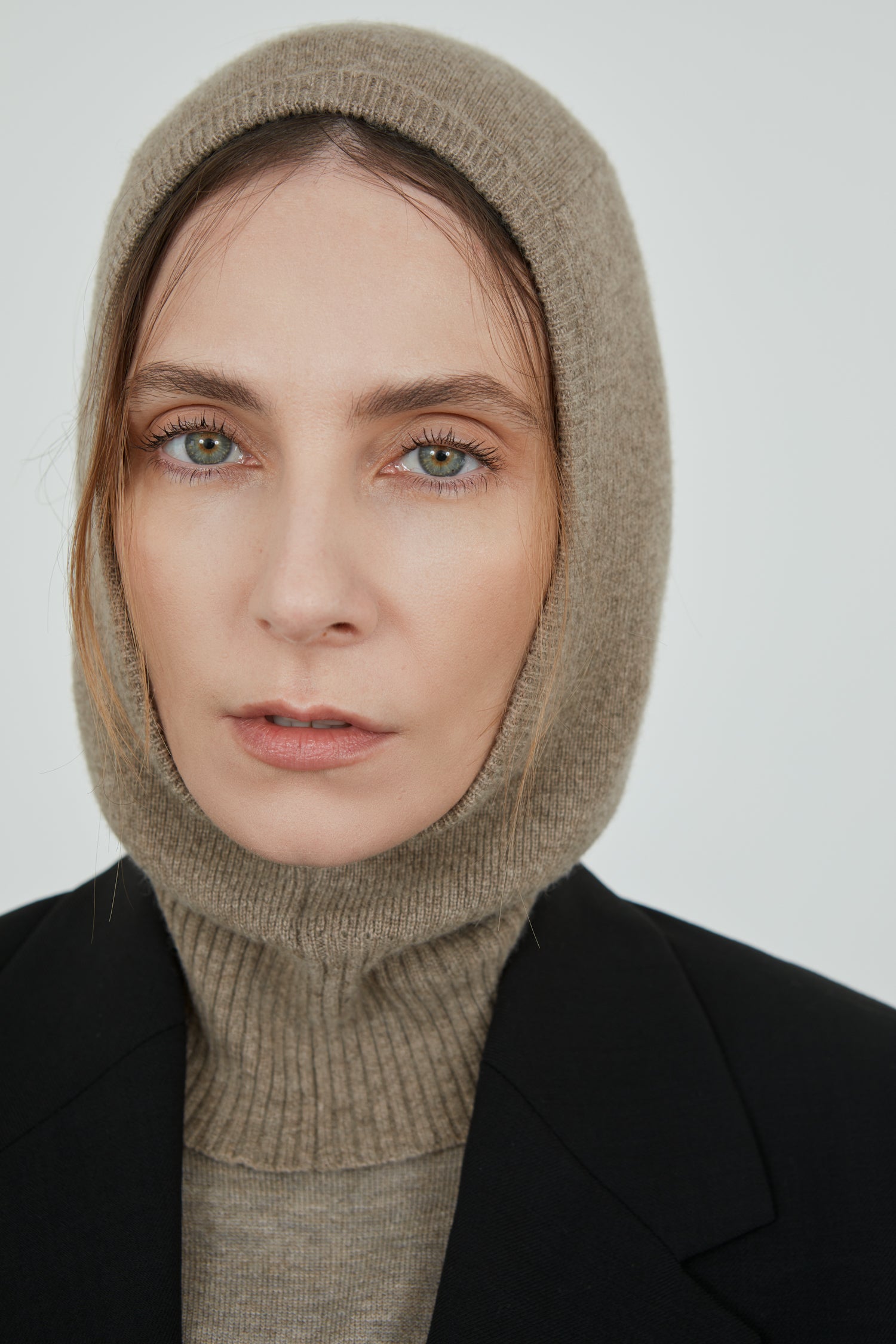 Cathy knitted balaclava hat | Biscuit - Cashmere