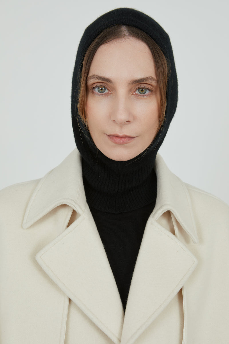 Black Cathy balaclava in merino wool combined with an offwhite cashmere coat
