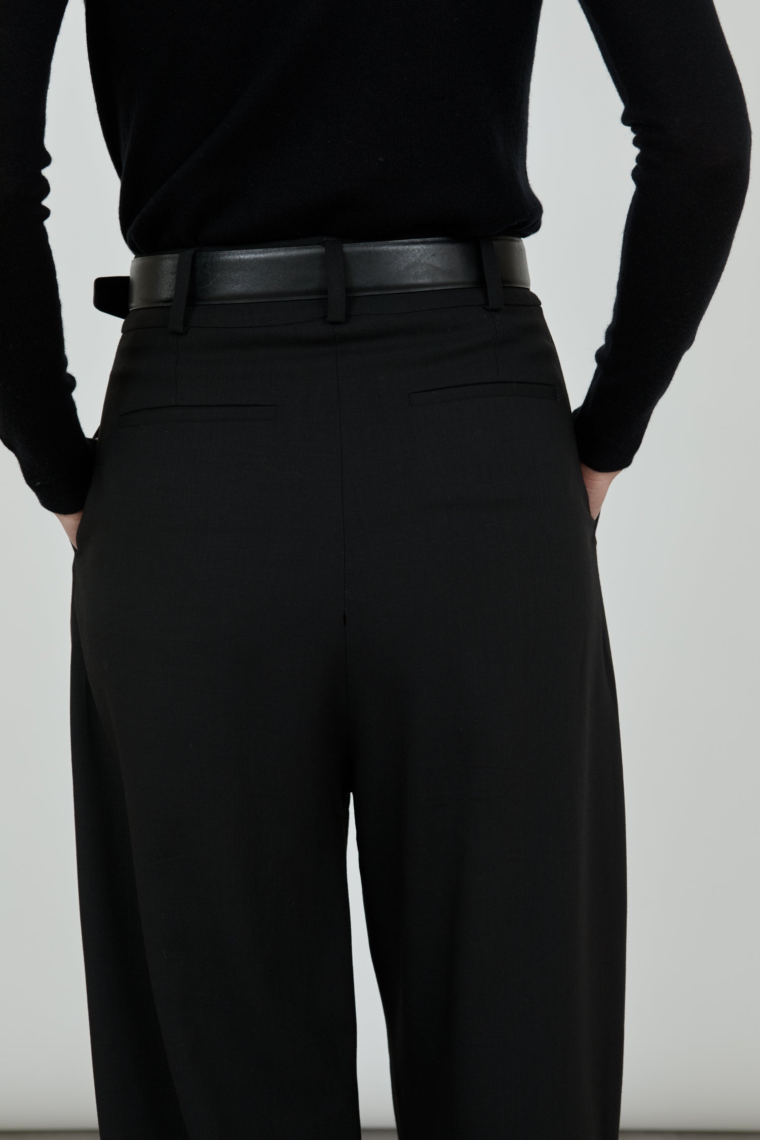 Back view of the Sada trousers - Black, back pockets.